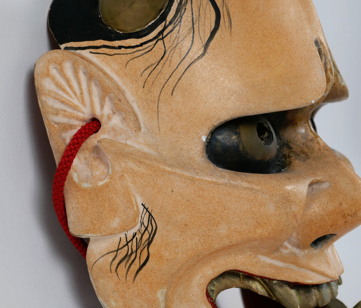 masque-hannya-men-oreille-sculptee-cordon-rouge