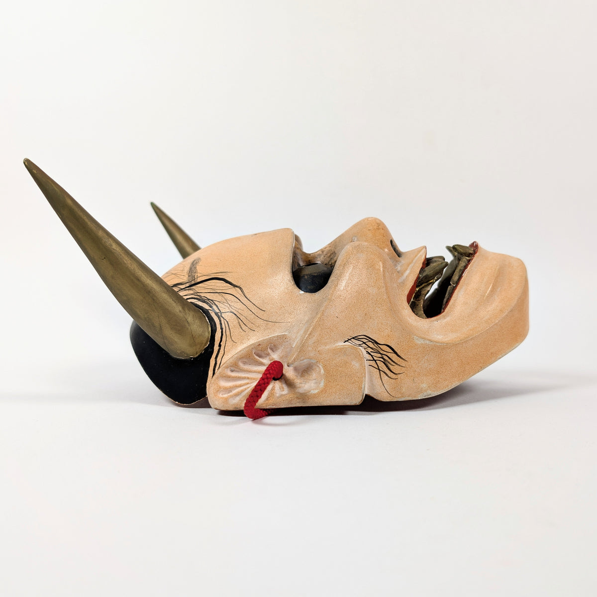 masque-hannya-sculpte-vue-laterale-corne-bouche