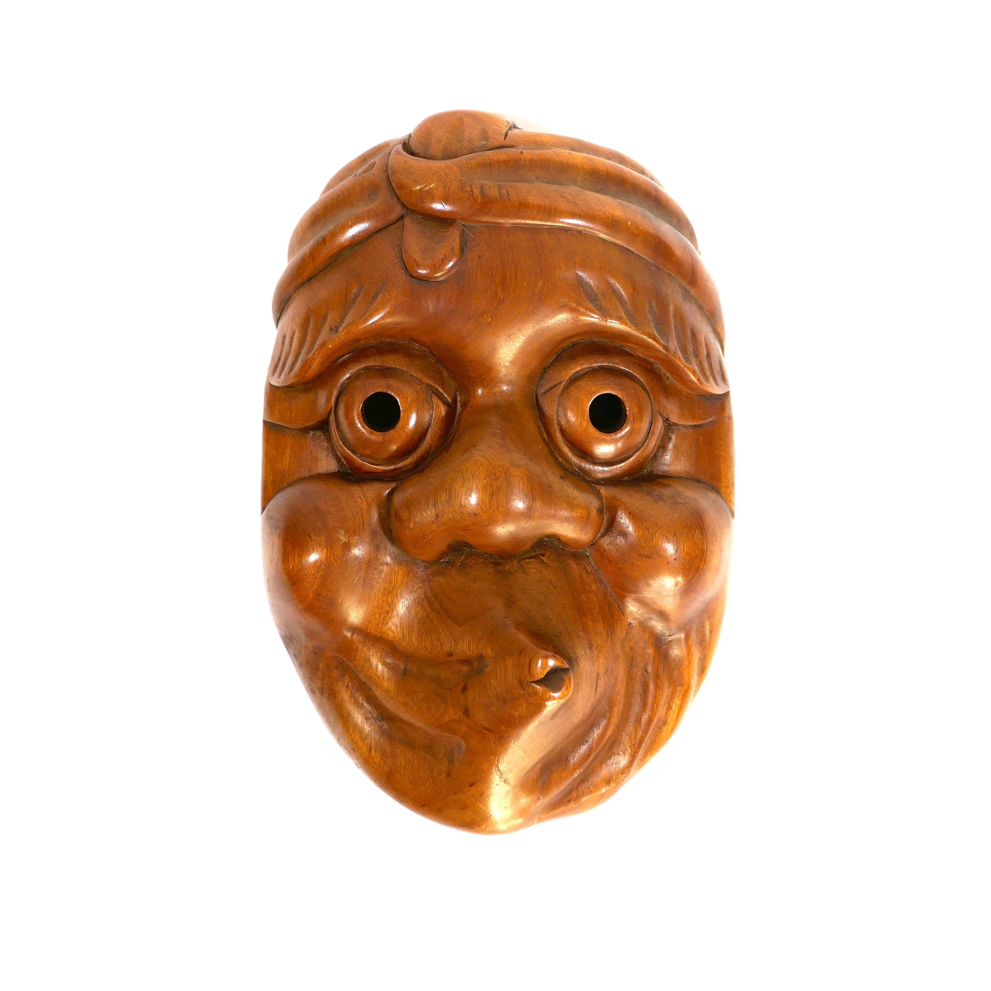Masque Hyottoko photographié de face sur fond blanc avec lumière directe, mettant en valeur la sculpture et la patine du bois.
