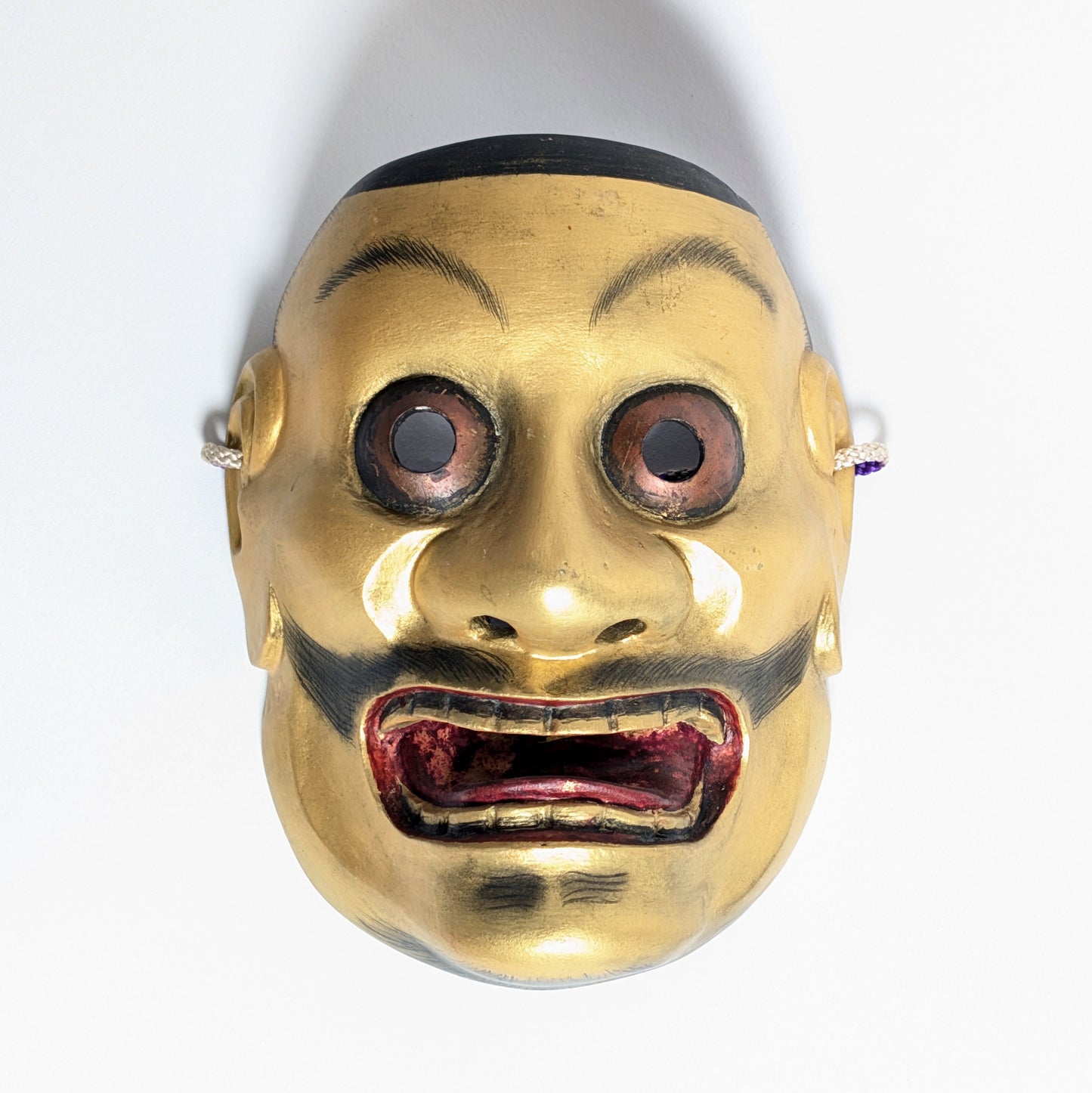 Masque japonais doré Ōtobide de théâtre Noh, vue frontale rapprochée du visage sculpté