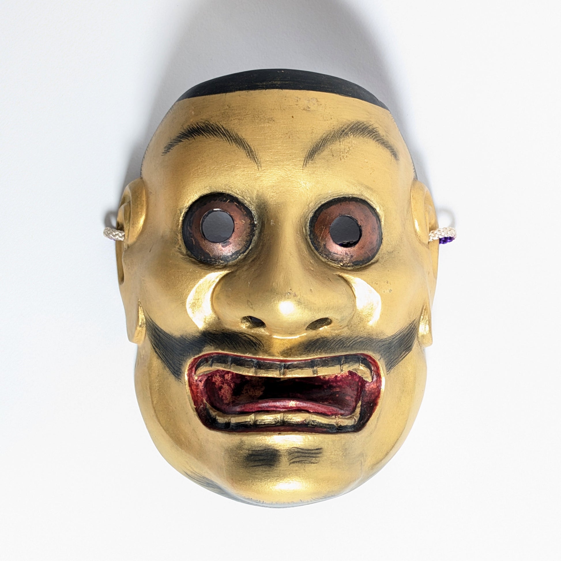 Masque japonais doré Ōtobide de théâtre Noh, vue frontale rapprochée du visage sculpté