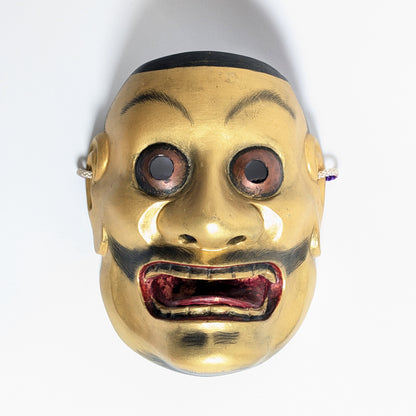 Masque japonais doré Ōtobide de théâtre Noh, vue frontale rapprochée du visage sculpté