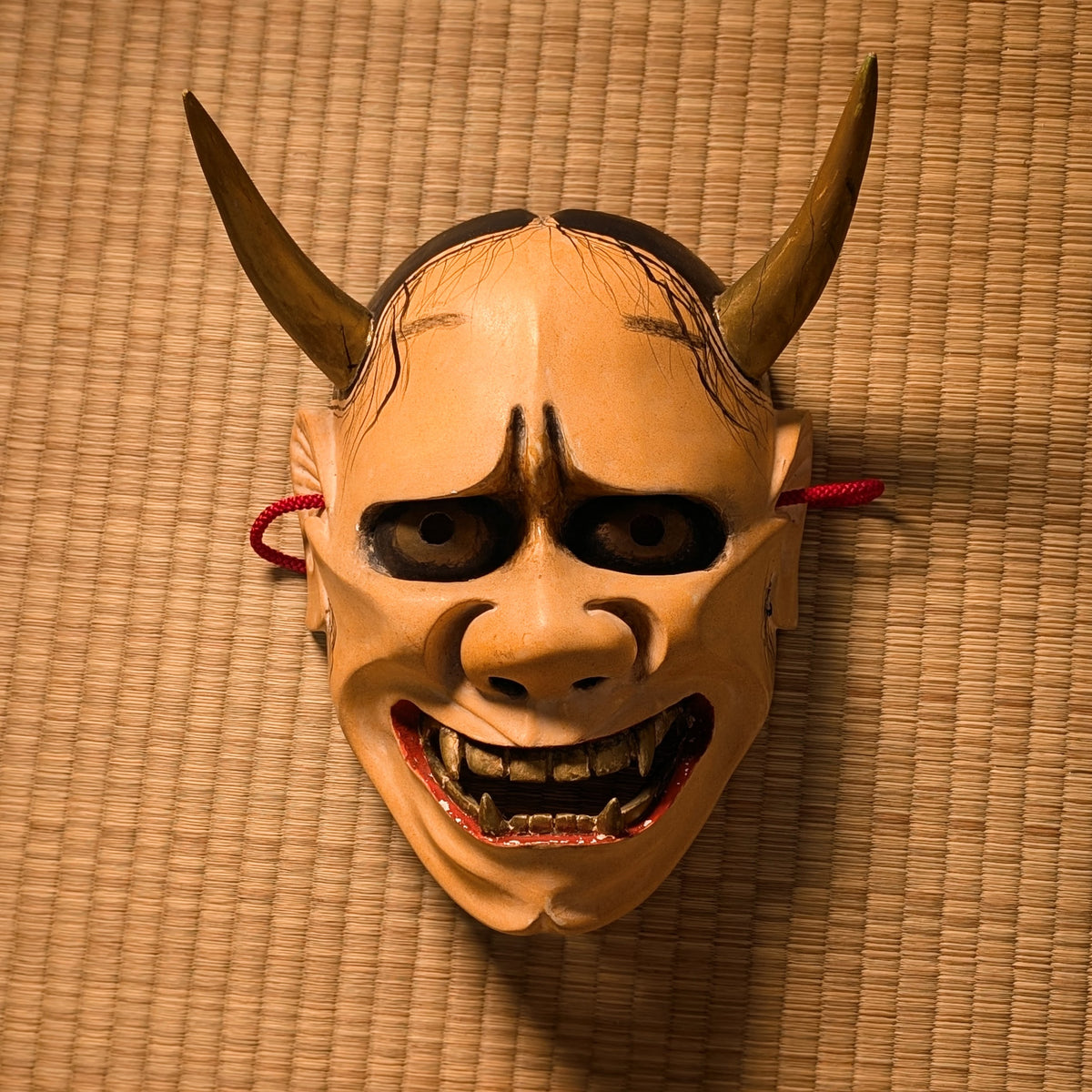 masque-japonais-hannya-sur-tatami-art-traditionnel
