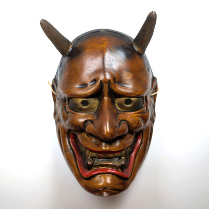 Masque de théâtre Nô japonais authentique en céramique, expression démoniaque mise en relief par l’éclairage