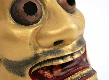 Détail du visage doré, du nez et des yeux d’un masque japonais Ōtobide 大飛出