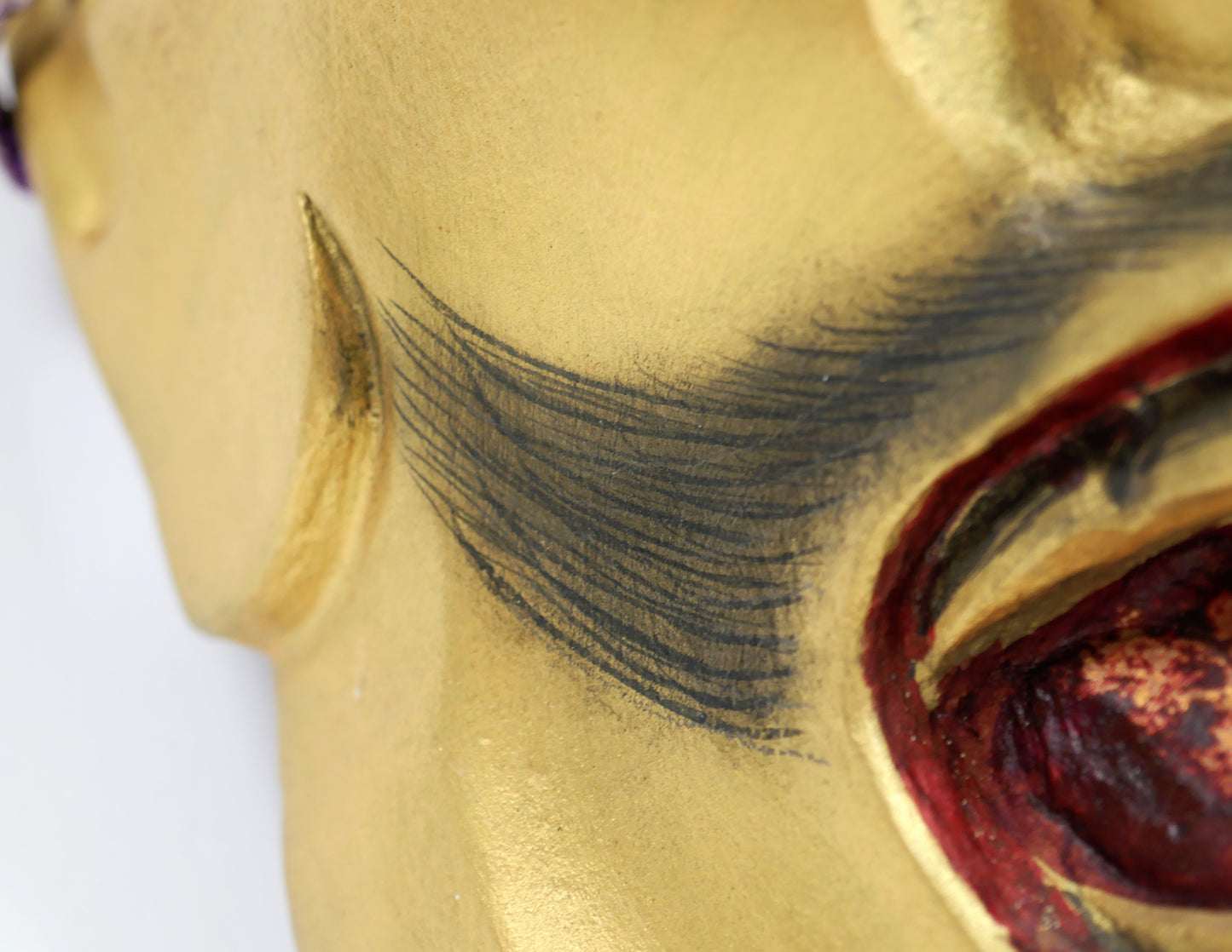 Moustache peinte au pinceau sur un masque Nô japonais en bois sculpté de type Ōtobide