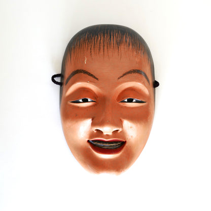 Masque Nô Doji éclairé de dessous – expression jeune et vivante