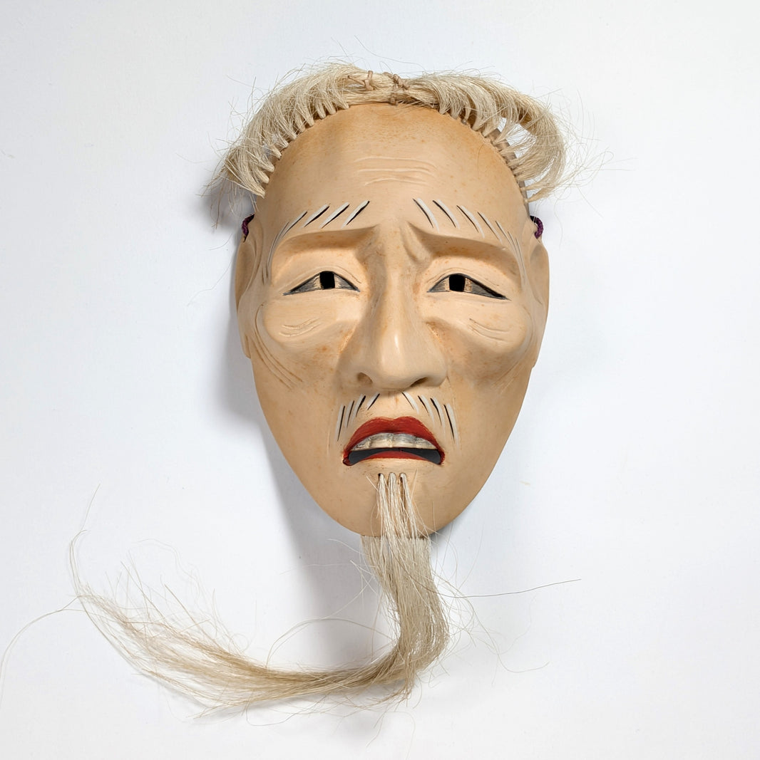 Masque de Nô japonais Kōshi-jō vu de face, sculpture artisanale traditionnelle représentant un vieil homme digne du théâtre Nô.