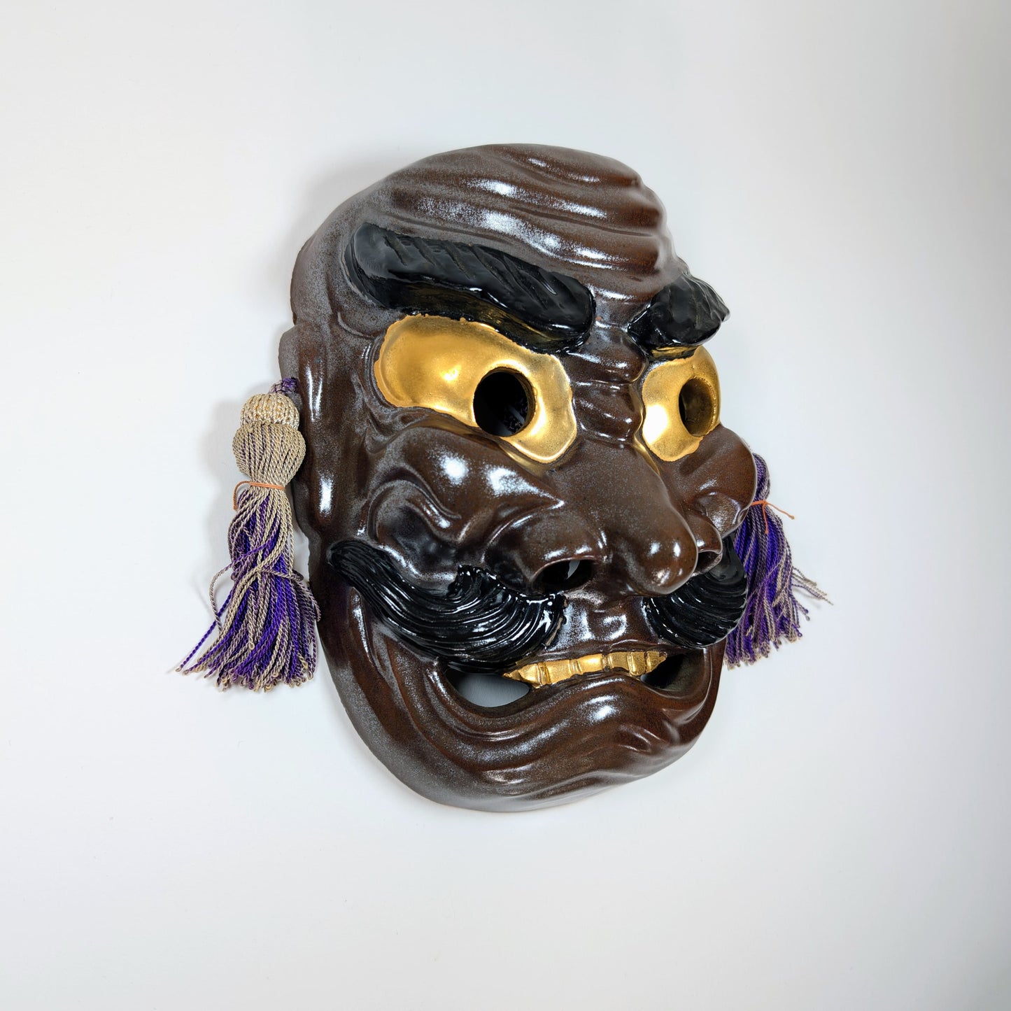 Masque Nô japonais en Kutani-yaki de Susanoo no Mikoto, signé Matsuda Sokawa, vue latérale