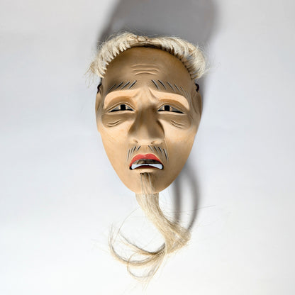 Masque de Nô japonais représentant un vieillard, nōmen ancien dont l’expression devient dramatique selon la lumière.