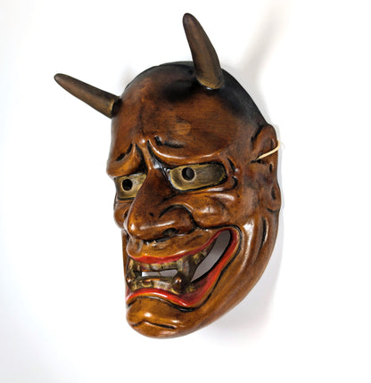 Masque de théâtre Nô japonais en céramique, vue de trois-quarts gauche mettant en valeur l'expression du visage et les cornes