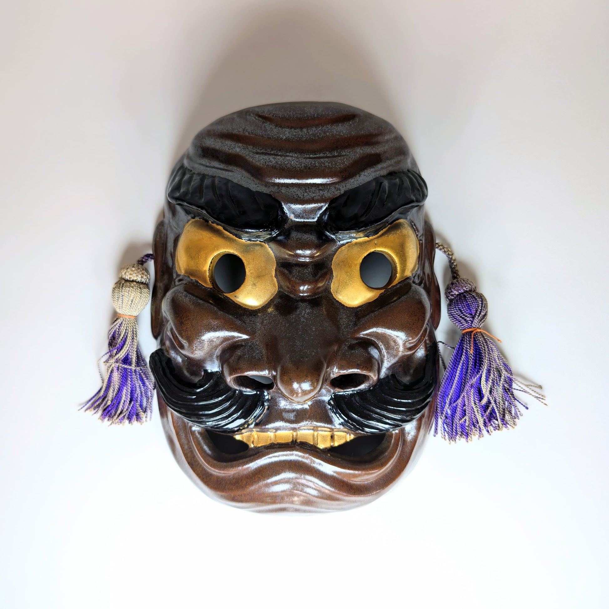 Masque de théâtre Nô japonais en céramique Kutani signé Matsuda Sokawa, représentant Susanoo dans une expression intense