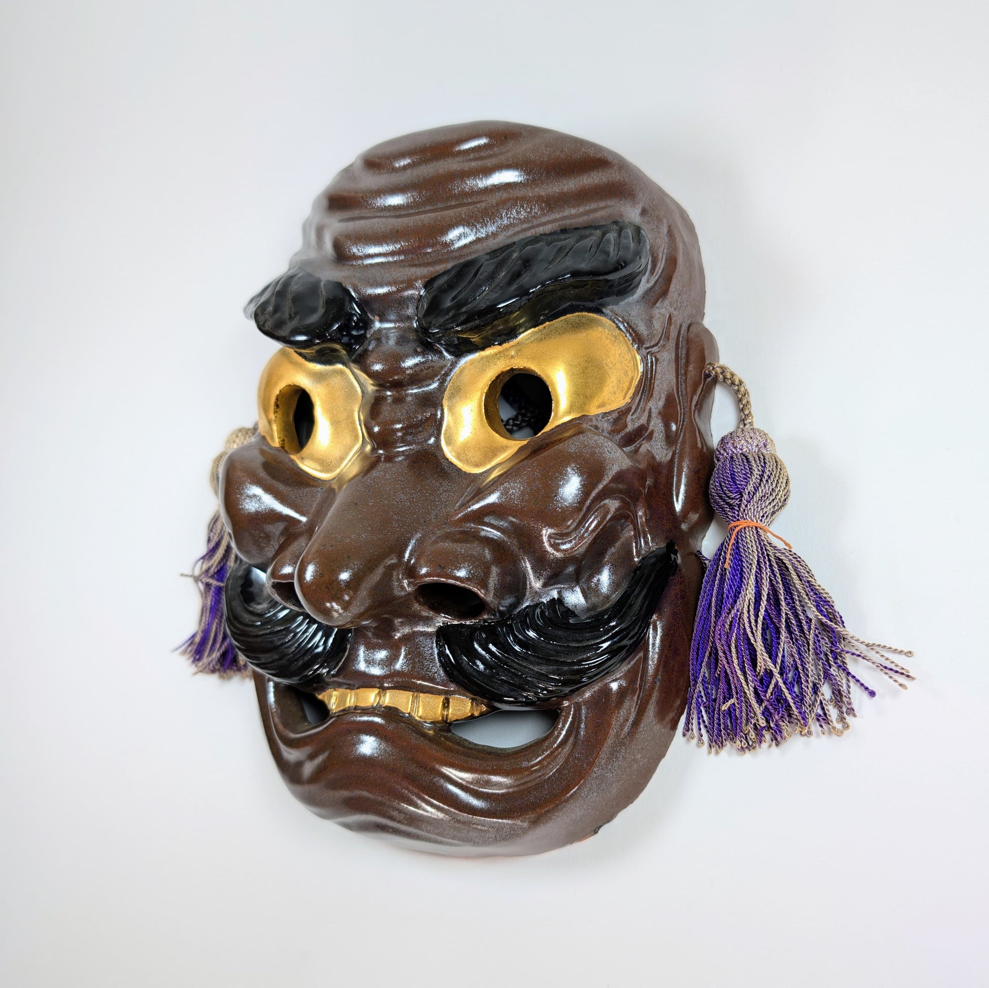 Masque en céramique Kutani représentant le dieu Susanoo, vue de trois-quarts gauche, signé Matsuda Sokawa