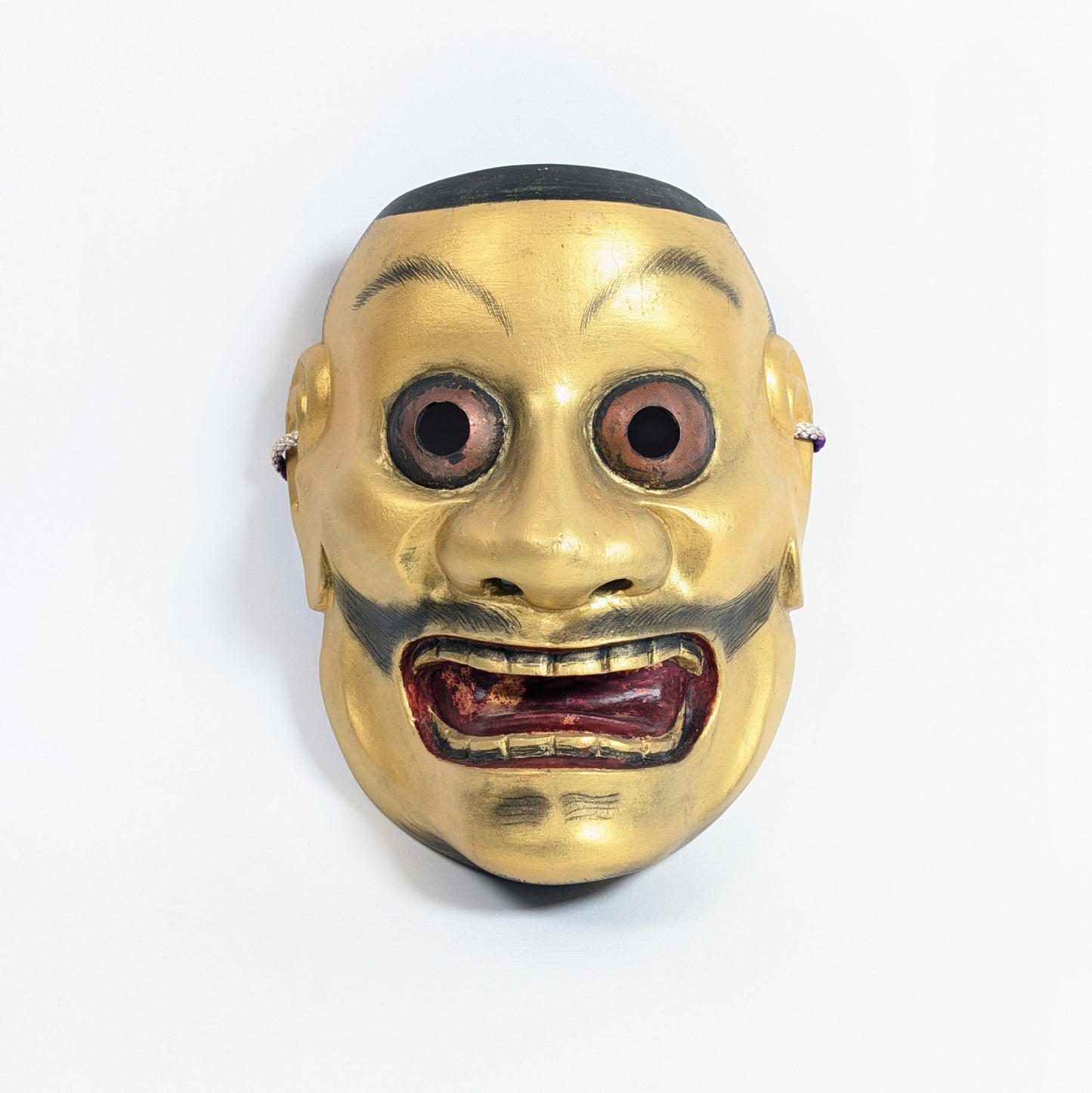 Masque Nô japonais Ōtobide 大飛出 en bois sculpté, peint et doré, vue de face