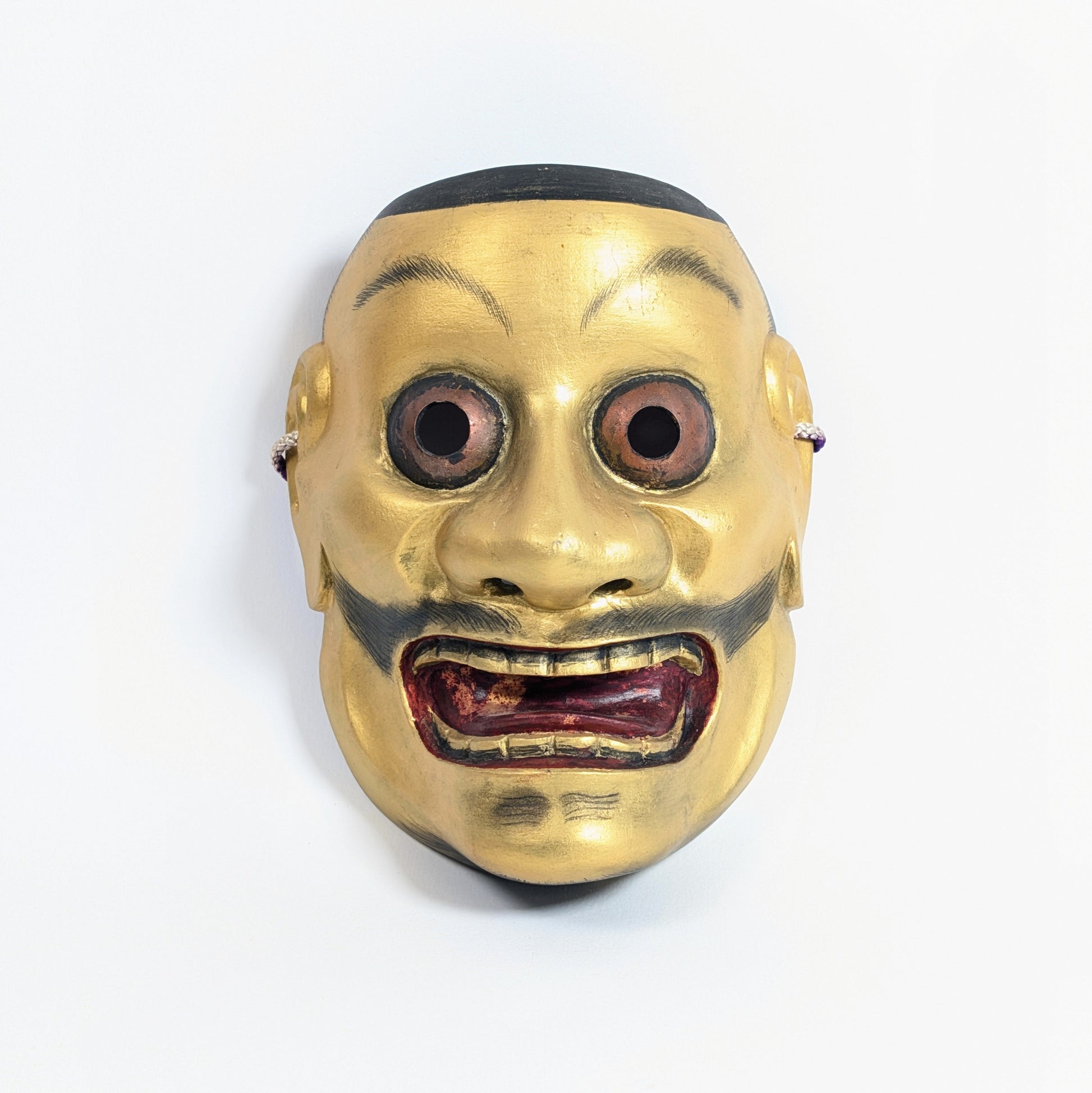 Masque Nô japonais Ōtobide 大飛出 en bois sculpté, peint et doré, vue de face