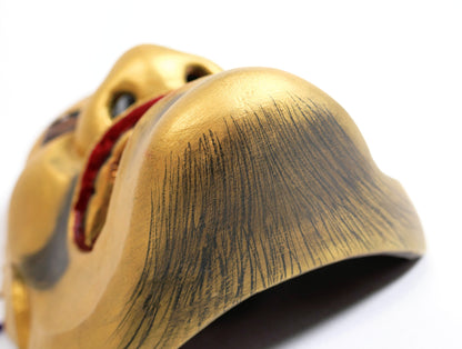 Détail de la pilosité peinte sous le menton d’un masque Nô Ōtobide en bois doré