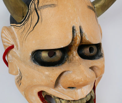 masque-noh-hannya-gros-plan-regard-et-sourcils