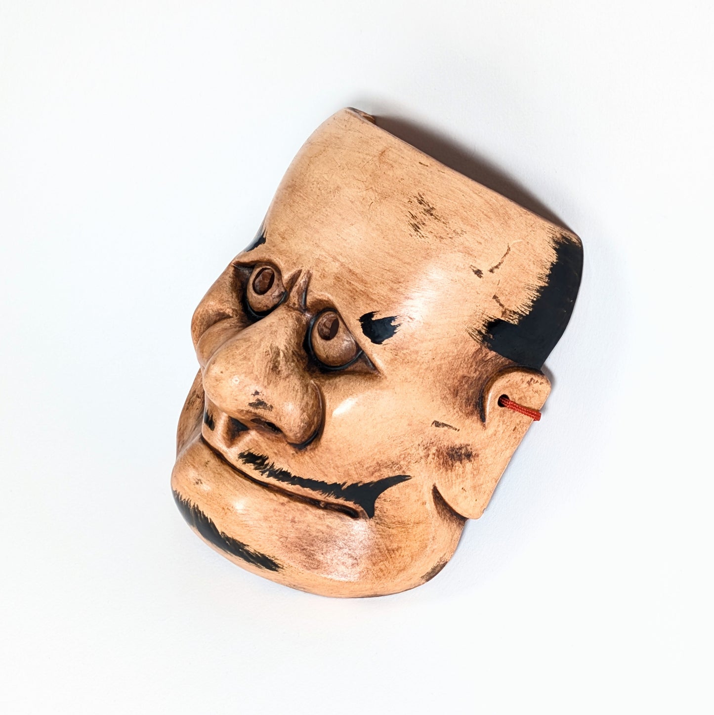Masque nōmen Chōrei Beshimi, visage surnaturel du théâtre Nô japonais avec cordon rouge et finition artisanale