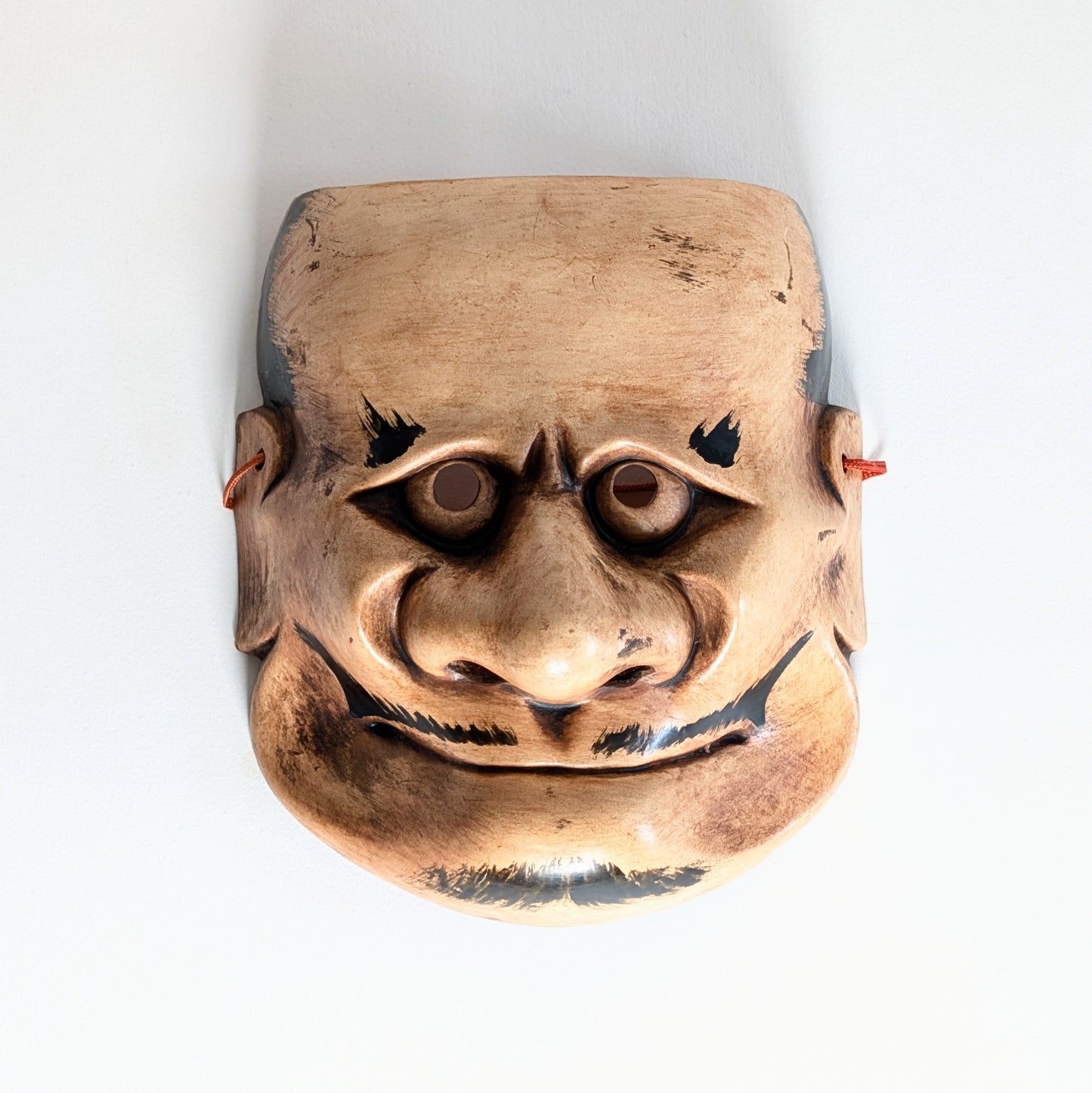 Masque oni japonais Beshimi Chōrei du théâtre Nô, visage puissant à bouche fermée et traits noirs peints