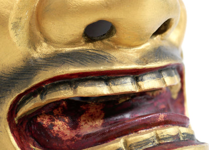 Détail de la bouche ouverte et de la langue rouge d’un masque Nô Otobide traditionnel japonais