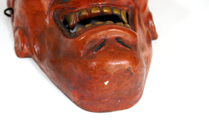 Détail des dents acérées d’un masque de théâtre Nô Shikam