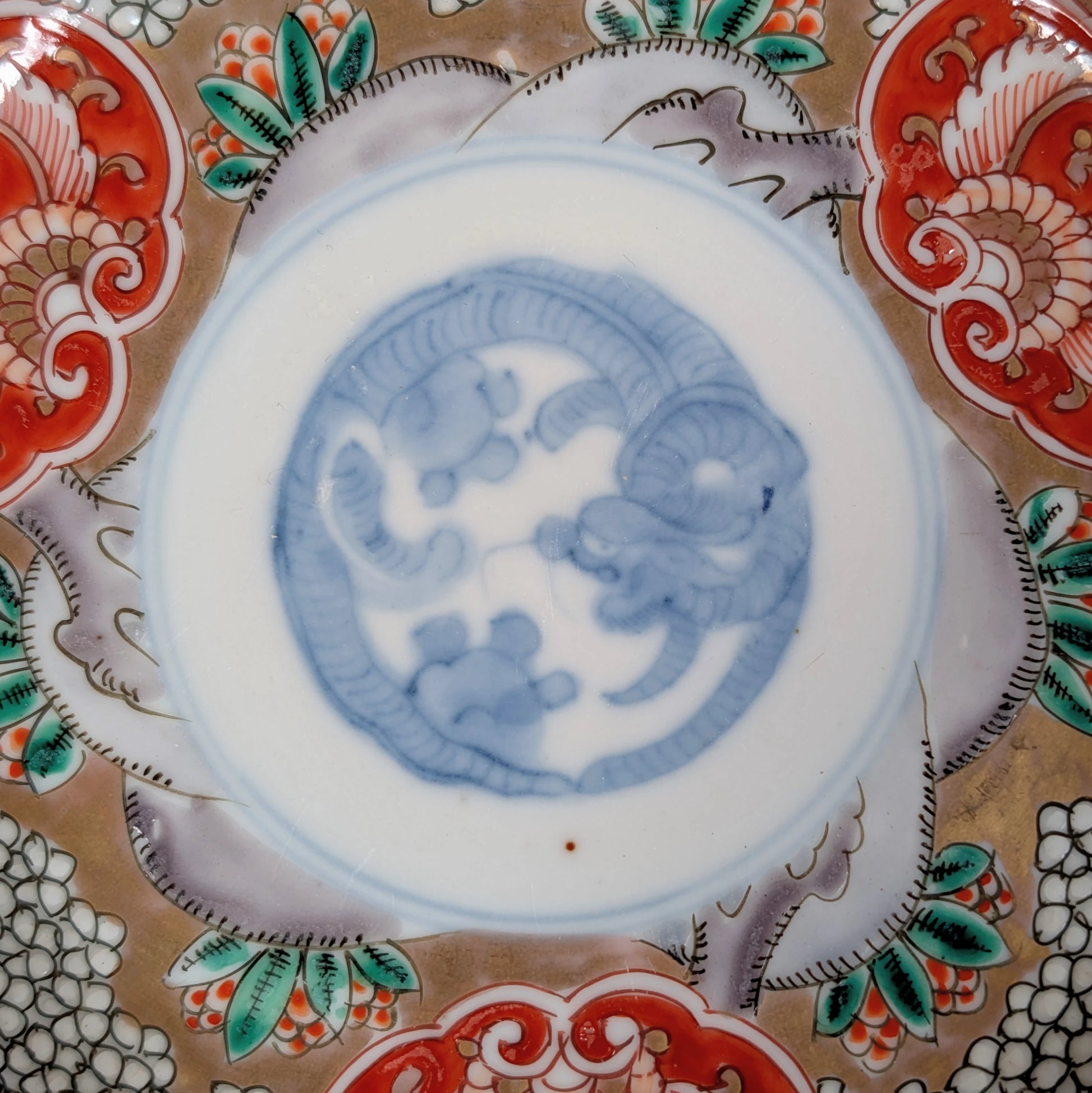 Médaillon central bleu sous couverte sur assiette Imari ancienne, représentant un dragon, porcelaine japonaise Arita-yaki