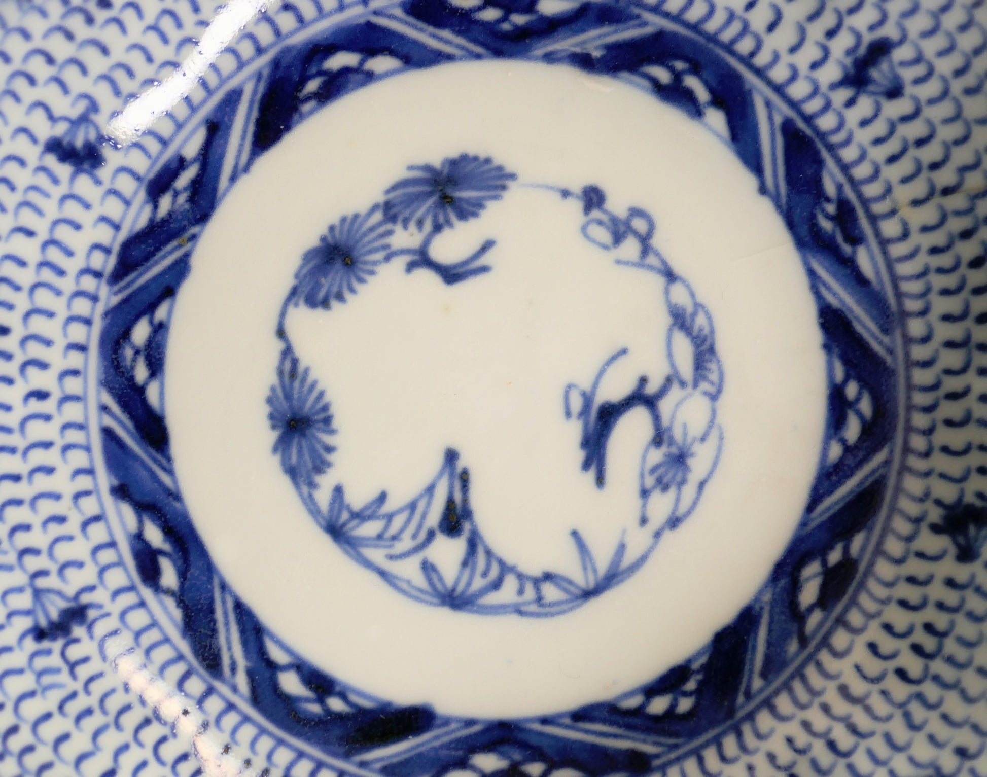 Médaillon shōchikubai au pin, bambou et prunier sur porcelaine japonaise sometsuke de la fin Edo