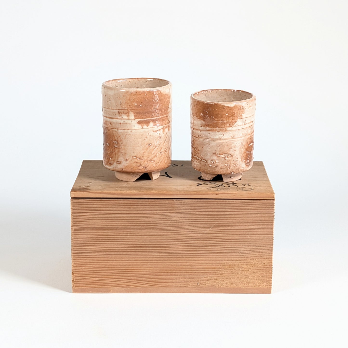 Paire de meoto yunomi Hagi-yaki présentée sur son tomobako, boîte en bois japonaise signée du four Touryu-an