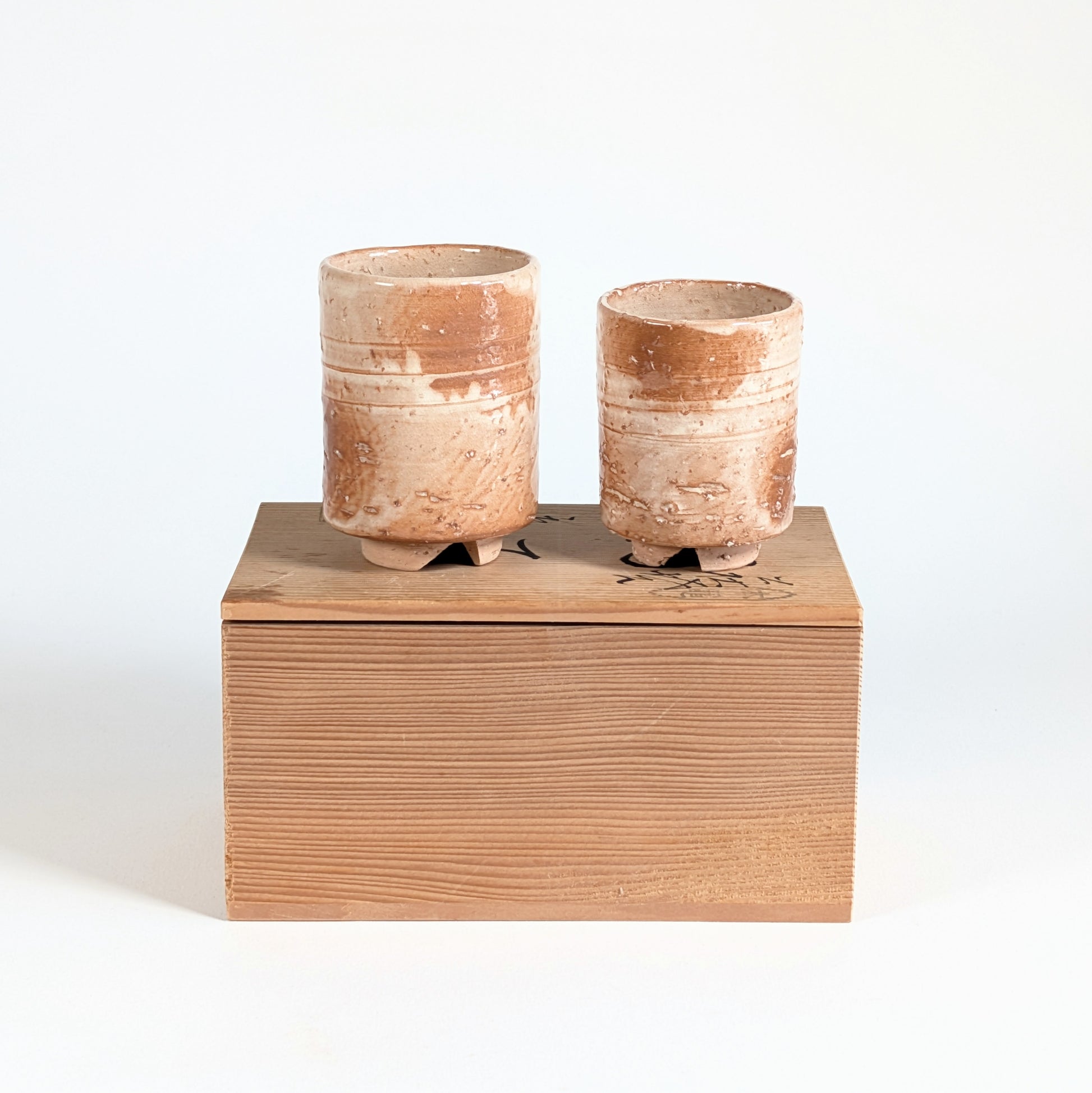 Paire de meoto yunomi Hagi-yaki présentée sur son tomobako, boîte en bois japonaise signée du four Touryu-an