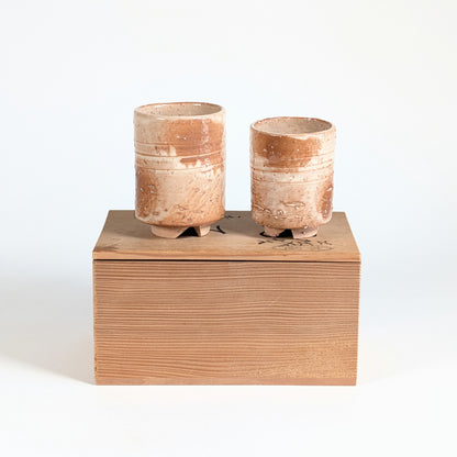 Paire de meoto yunomi Hagi-yaki présentée sur son tomobako, boîte en bois japonaise signée du four Touryu-an
