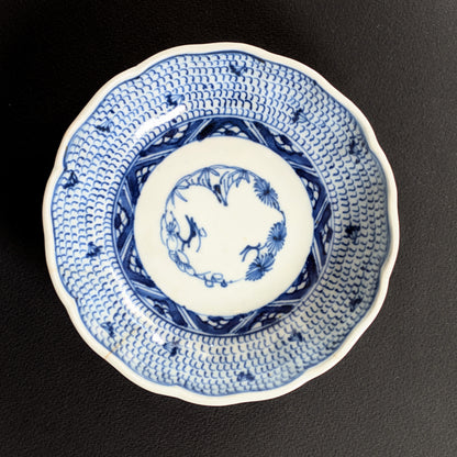 Vue de dessus d’un namasu-zara Imari à décor mijin-karakusa et médaillon shōchikubai