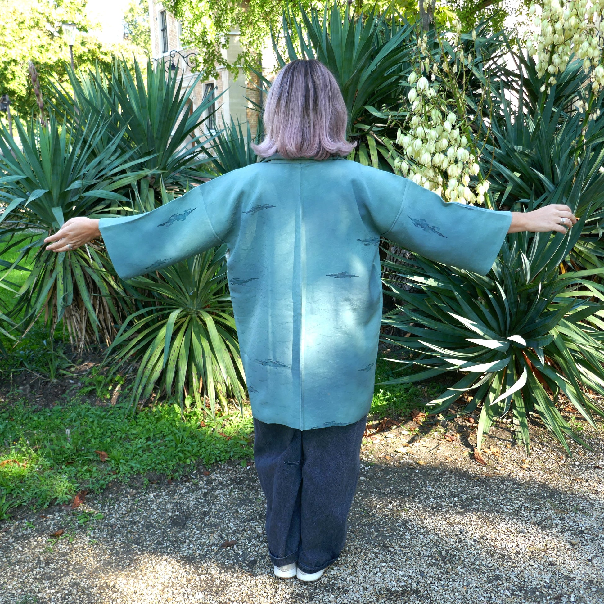 mikan de dos portant le haori KOGEDO turquoise aux manches raccourcies 