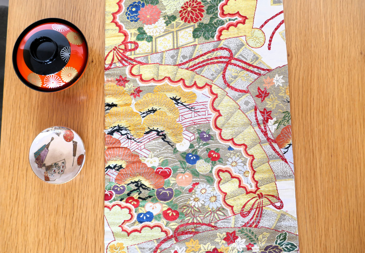 mise en scène du bol laqué d'aizu sur une table décoration japonaise KOGEDO