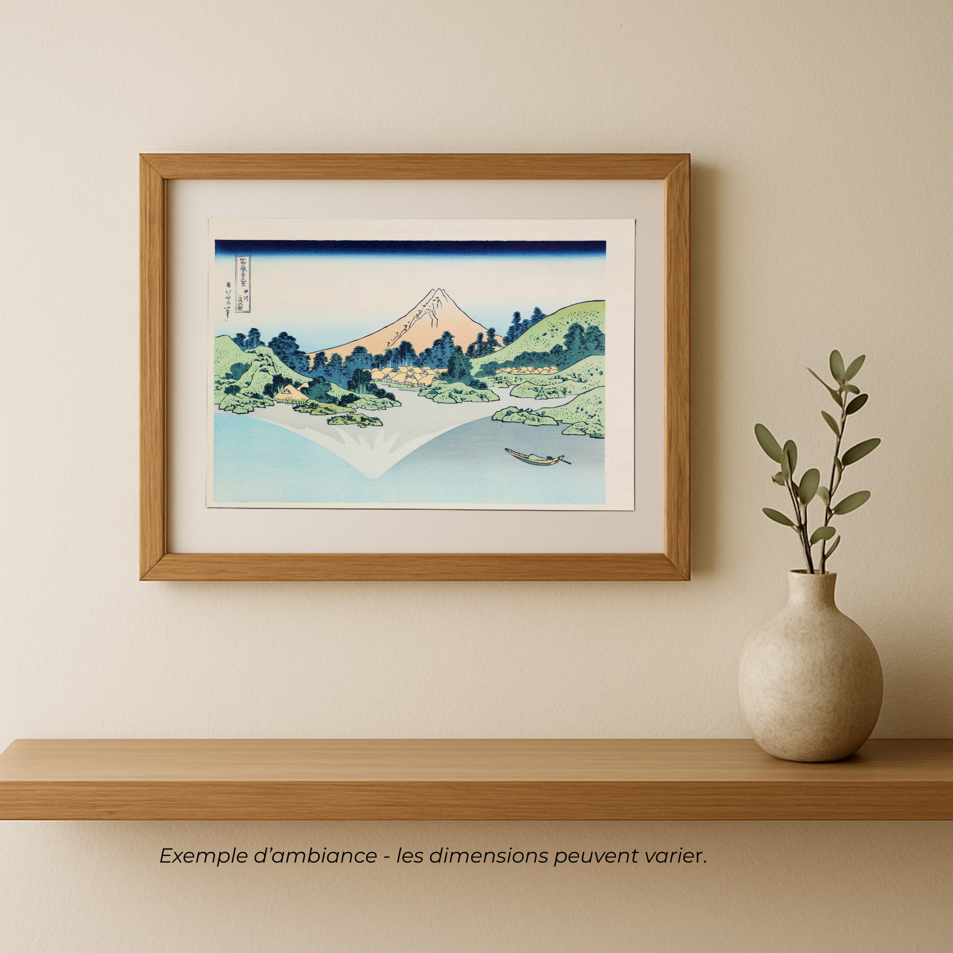 Mise en scène encadrée dans un salon de l'estampe de Hokusai représentant le reflet du Fuji à Kawaguchiko. Série 36 vues du mont Fuji.