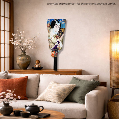 mise en scène d'un Hagoita japonais dans un salon, posé sur une table contre le mur en décoration