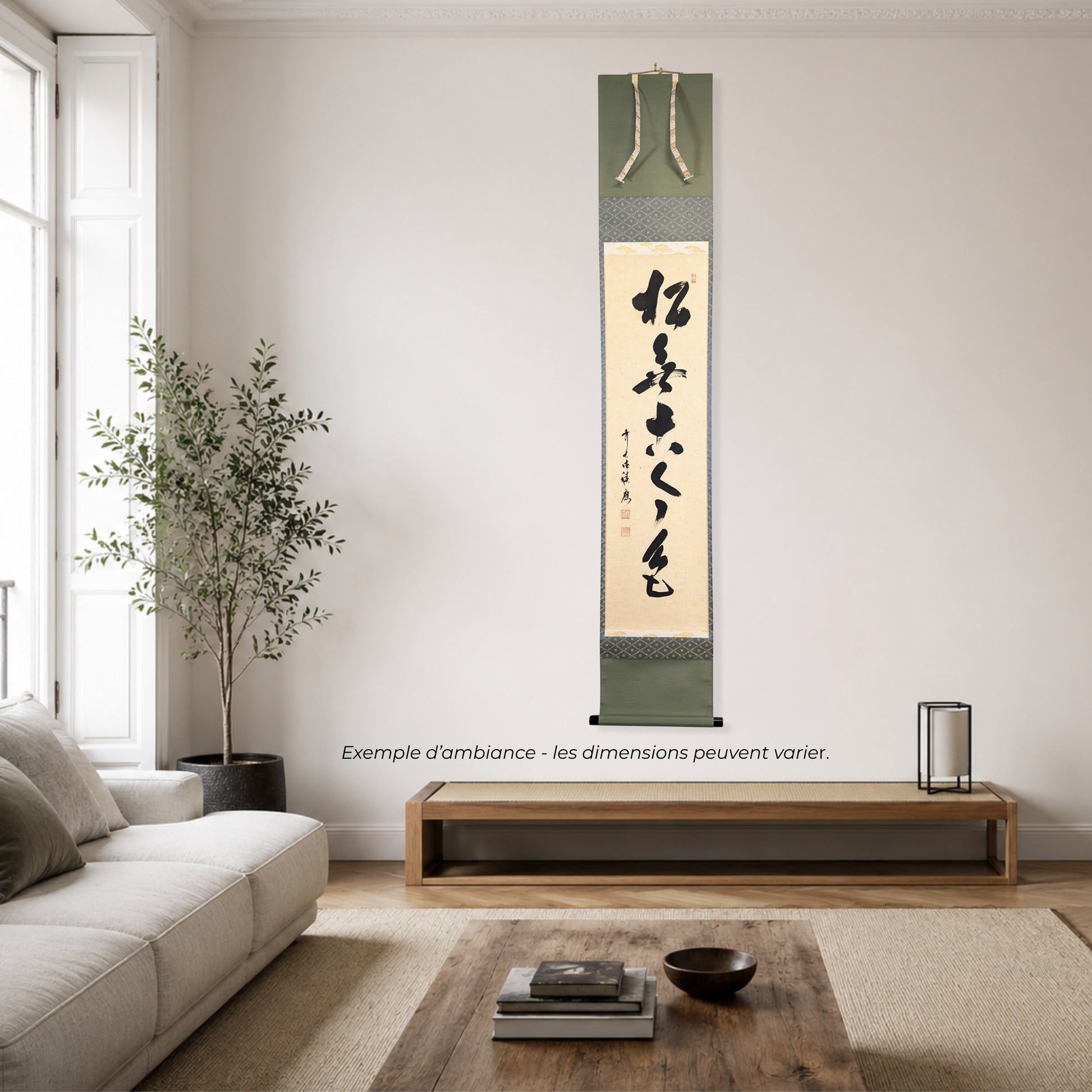 mise en scène dans un salon du kakejiku japonais calligraphié à la main par Fukumotot Sekio sur papier washi avec montage en soie verte