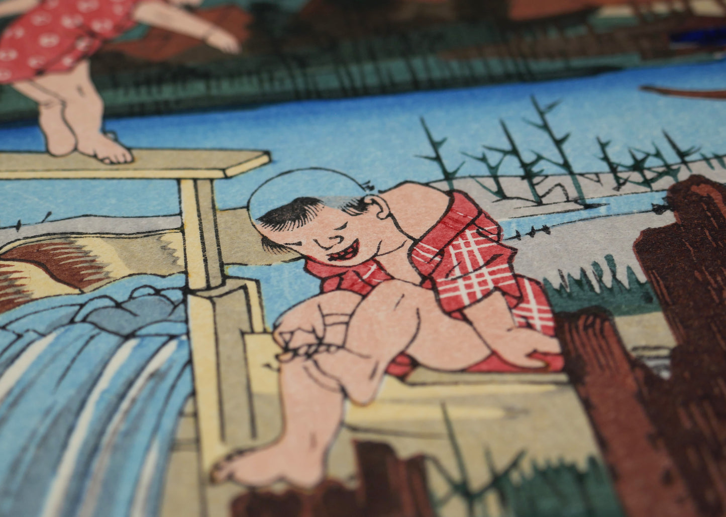 Gros plan mokuhanga d’un enfant près d’une chute d’eau, réédition Shōwa de l’estampe Kuragano shuku Karasugawa no zu par Eisen