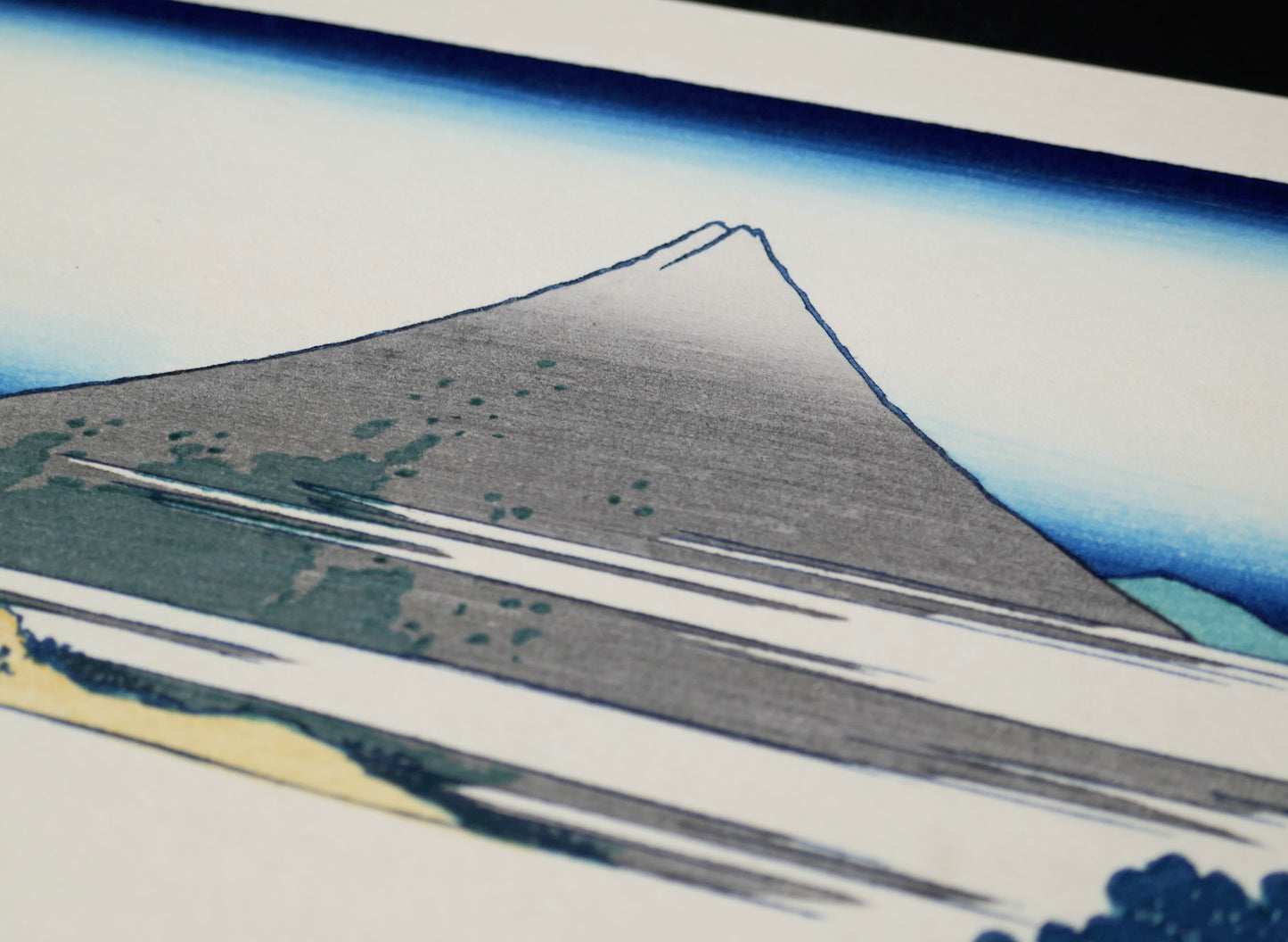 Détail du mont Fuji et des dégradés bleus bokashi dans l’estampe japonaise de Hokusai Le Pin-coussin à Aoyama