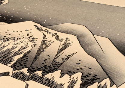 Montagnes japonaises enneigées sous un ciel nocturne dans l’estampe Kanbara de Hiroshige, série des 53 stations du Tōkaidō