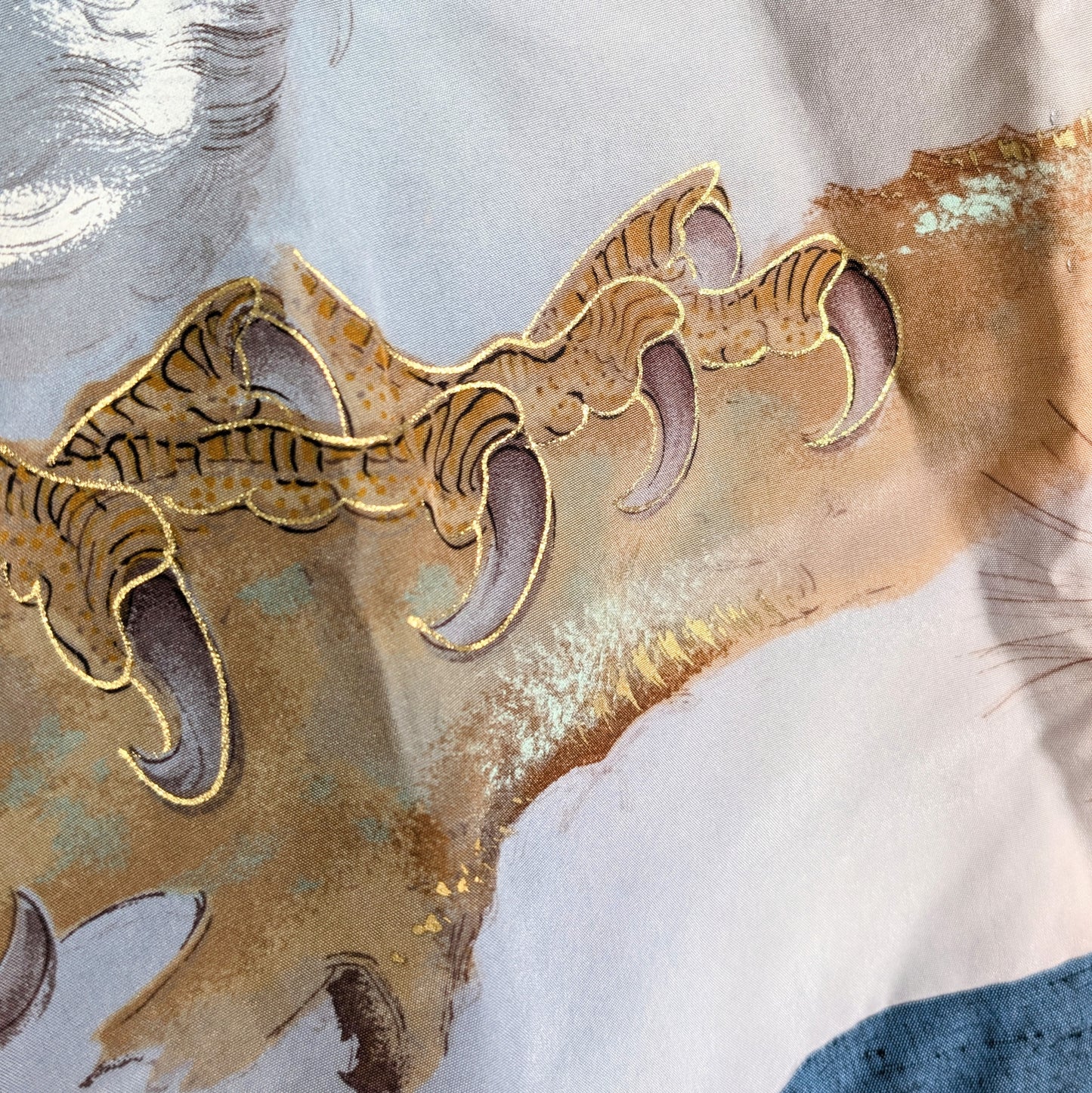 Détail des serres d’un aigle peint en yuzen avec contours dorés sur doublure en soie de haori japonais