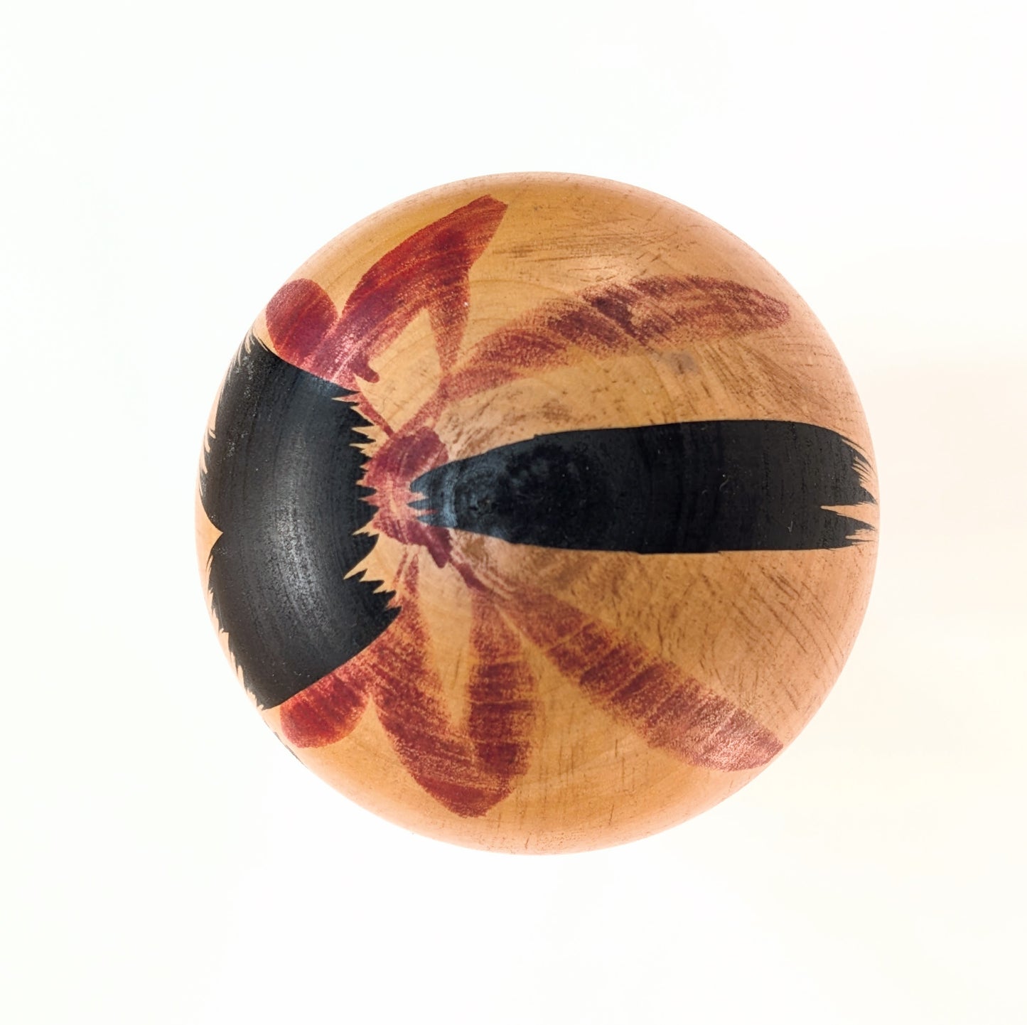 Motif traditionnel peint sur le dessus de la tête d’une kokeshi japonaise ancienne Usuki Hakuhō