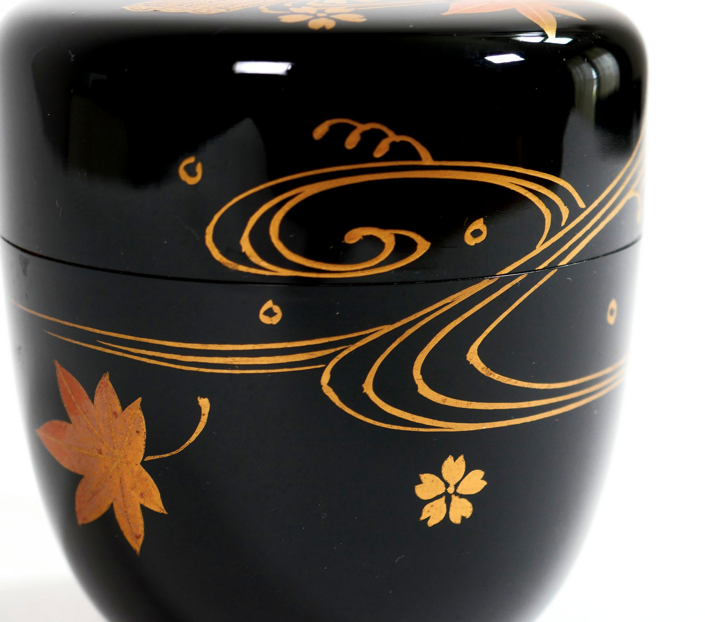 Motif japonais d’eau, sakura et momiji sur natsume en laque noire, décor 花筏蒔絵 hanaikada maki-e