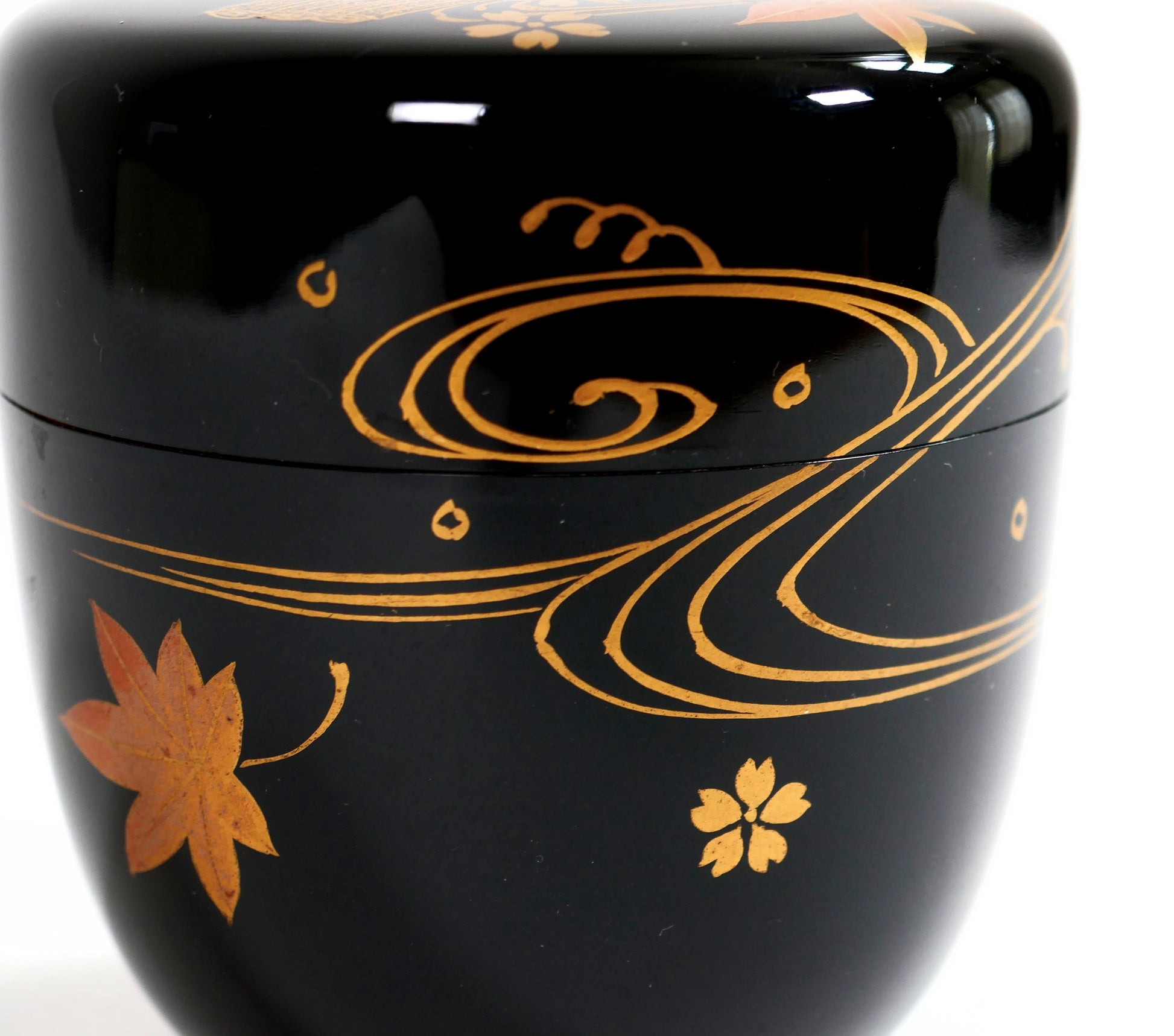 Motif japonais d’eau, sakura et momiji sur natsume en laque noire, décor 花筏蒔絵 hanaikada maki-e