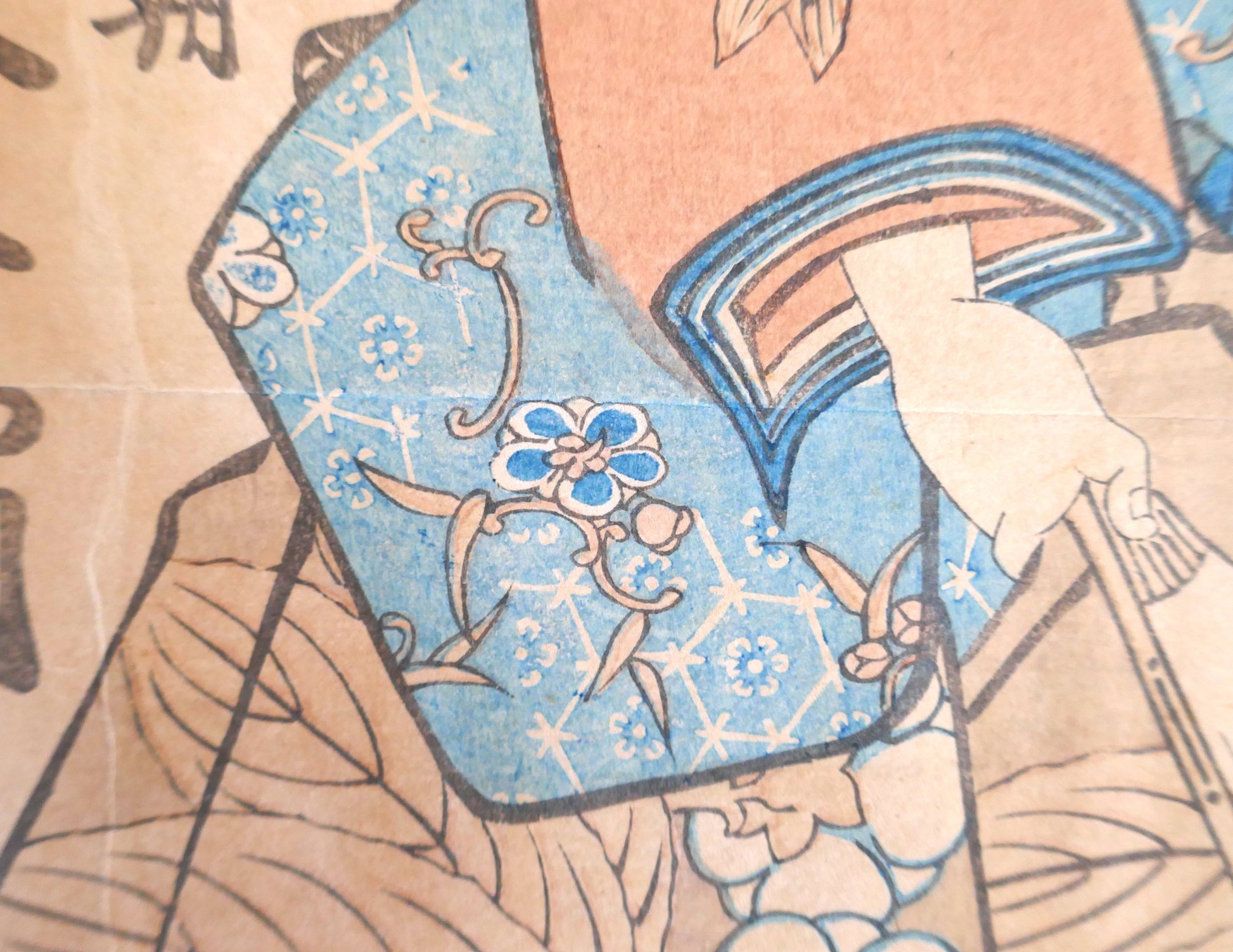 Détail du kimono fleuri porté par le personnage kabuki dans l’estampe de Kunisada