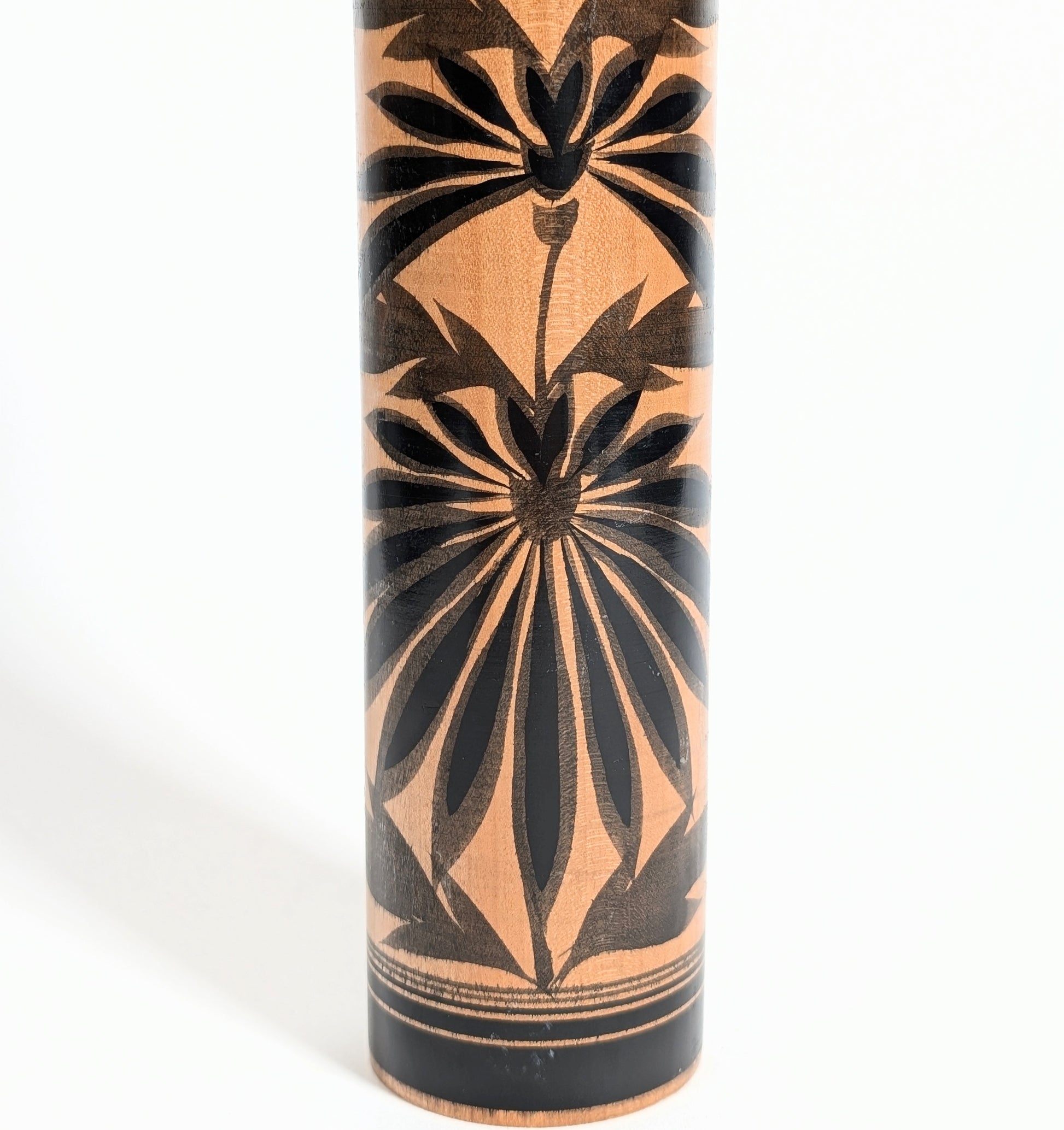 détail du motif hishigiku sur kokeshi shingata artisan japonais pièce de collection