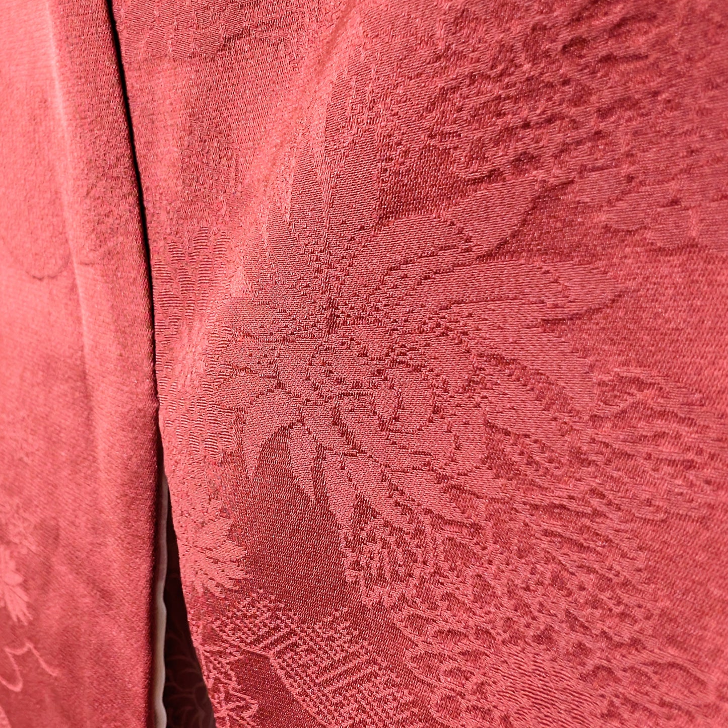 Motifs floraux japonais tissés dans la soie terracotta d’un haori vintage