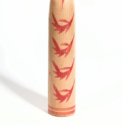 Motifs Kasane giku sur le corps d’une kokeshi japonaise Togatta, chrysanthèmes superposés traditionnels