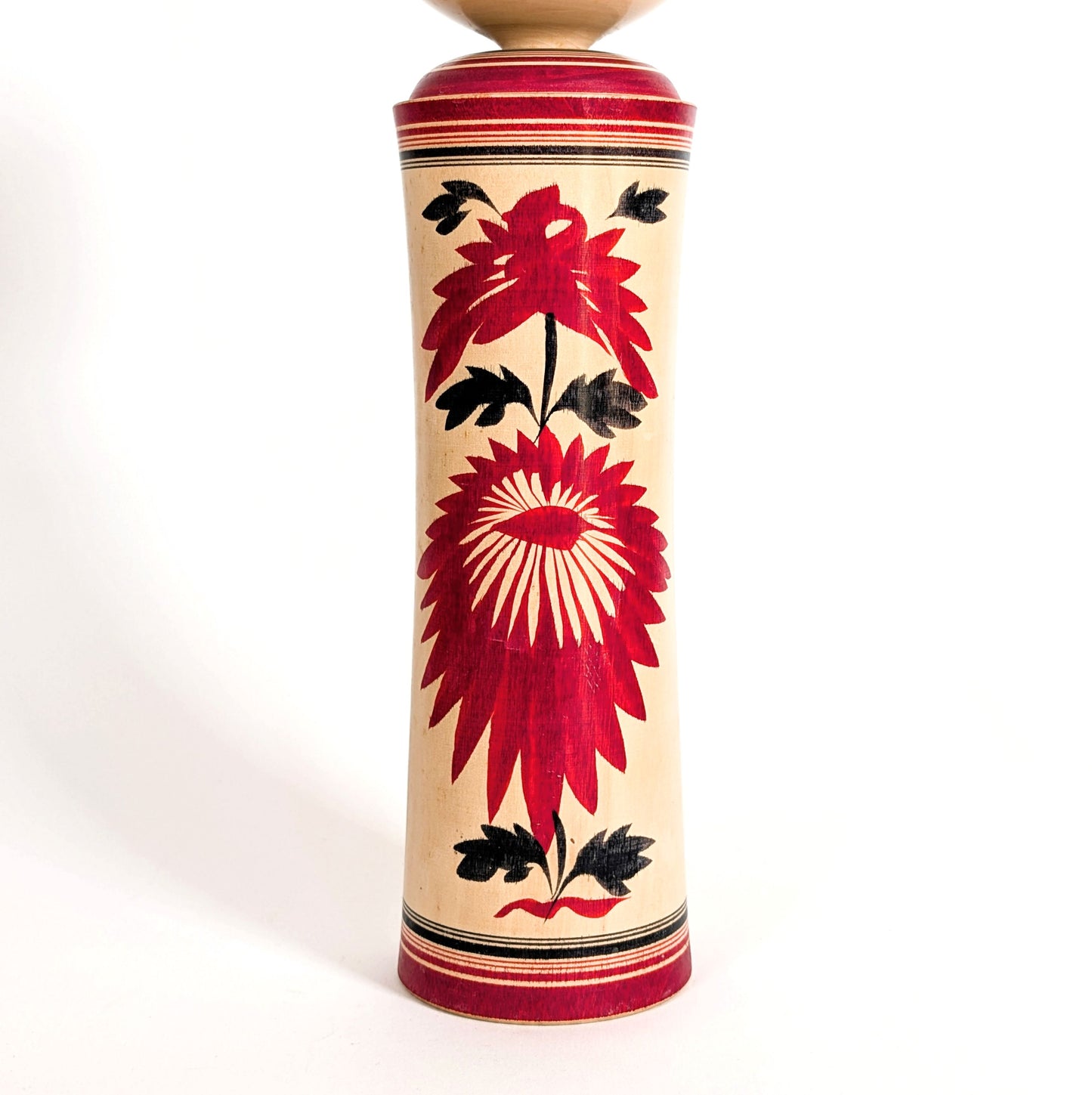 Motif kiku chrysanthème en diamant peint à la main sur une poupée japonaise kokeshi vintage