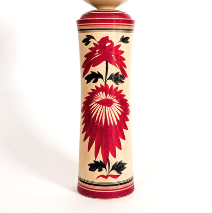 Motif kiku chrysanthème en diamant peint à la main sur une poupée japonaise kokeshi vintage