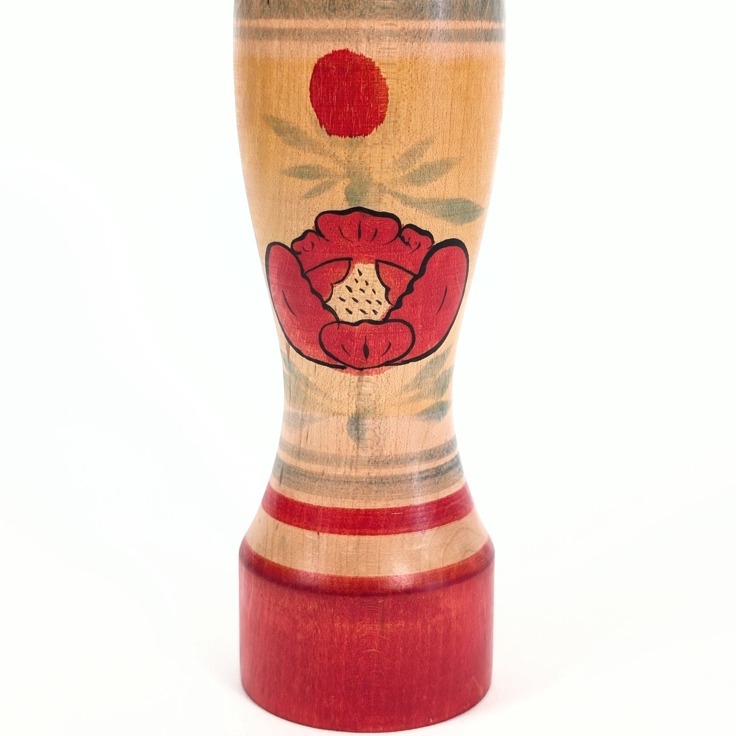 Motif de pivoine botan sur le corps d’une kokeshi dentō Zao de Yamagata, artisanat japonais authentique